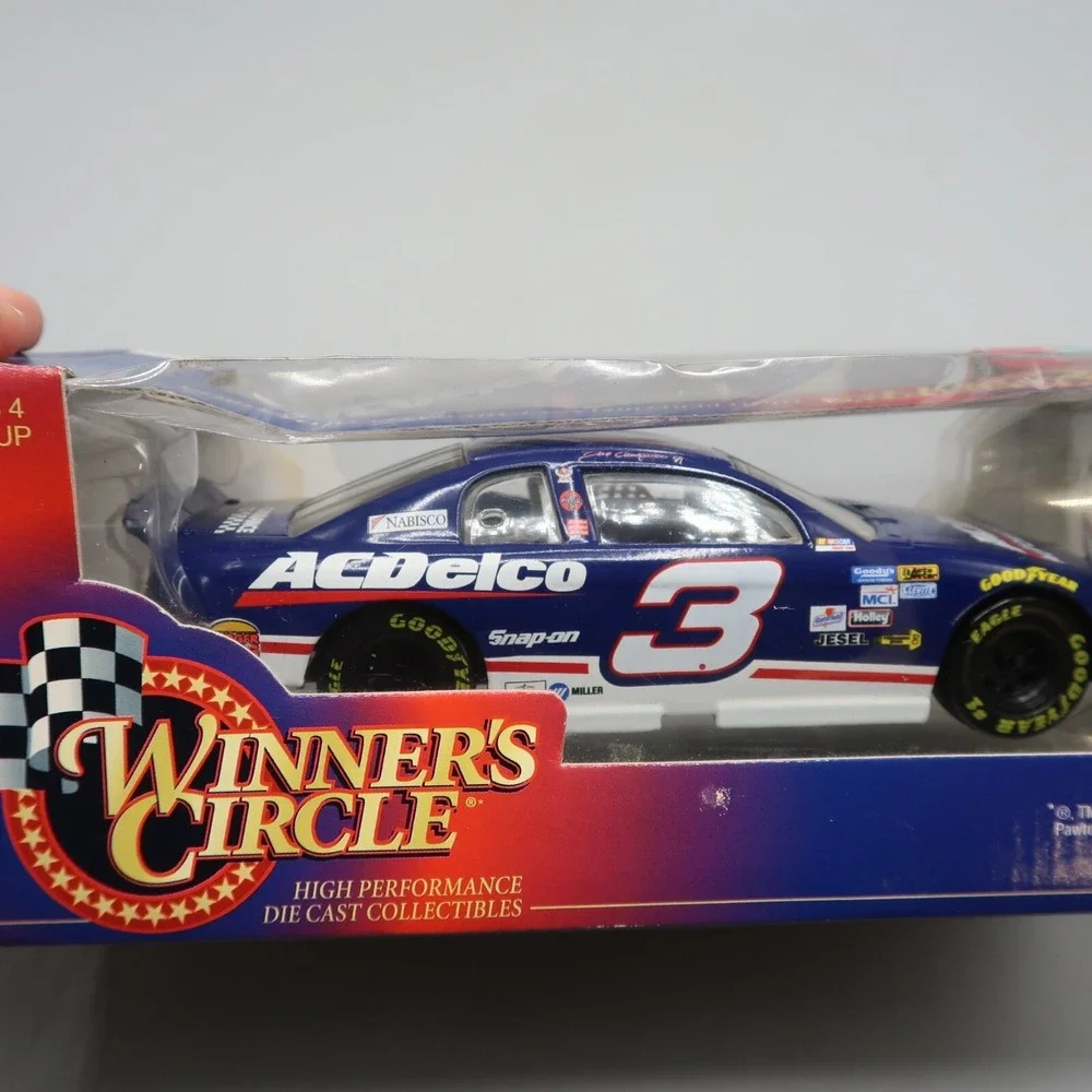 Winner’s Circle welcome pocket